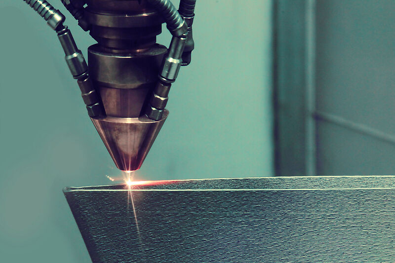 Laser-Sintermaschine für Metall. Metall wird unter Lasereinwirkung in Form gesintert.